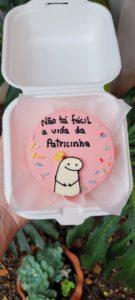 Os bentô cakes são a nova tendência gastronômica "instagramável". Trata-se de bolinhos pequenos e coloridos que possuem frases, memes e desenhos divertidos na cobertura. Devido ao aspecto descontraído, viraram febre no Instagram: todo mundo quer um bolo para chamar de seu e fazer pose para fotos.